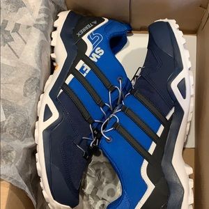 Men’s Adidas tennis shoe